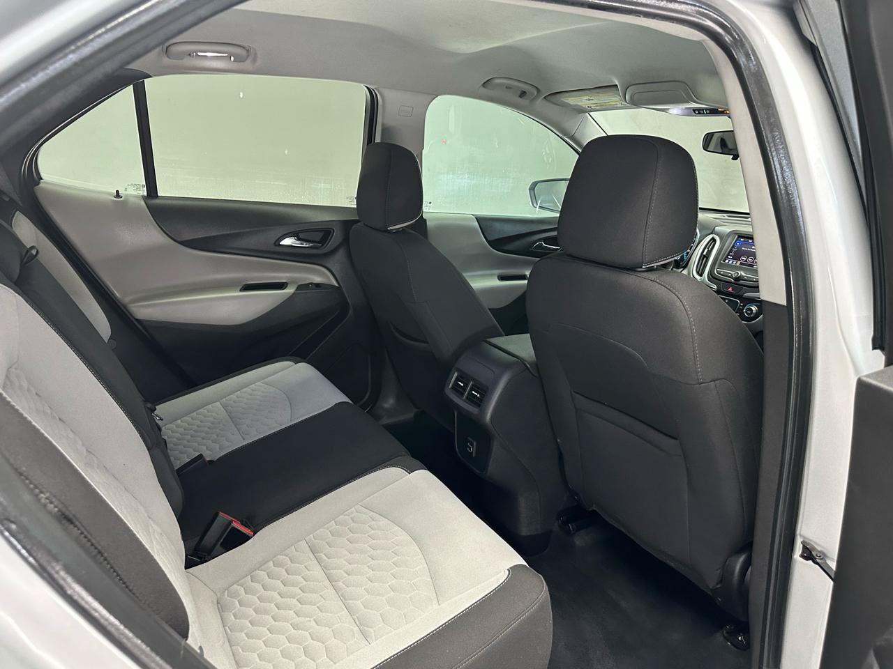 Used 2020 Chevrolet Equinox LS w/ LS Convenience Package FWD image 12