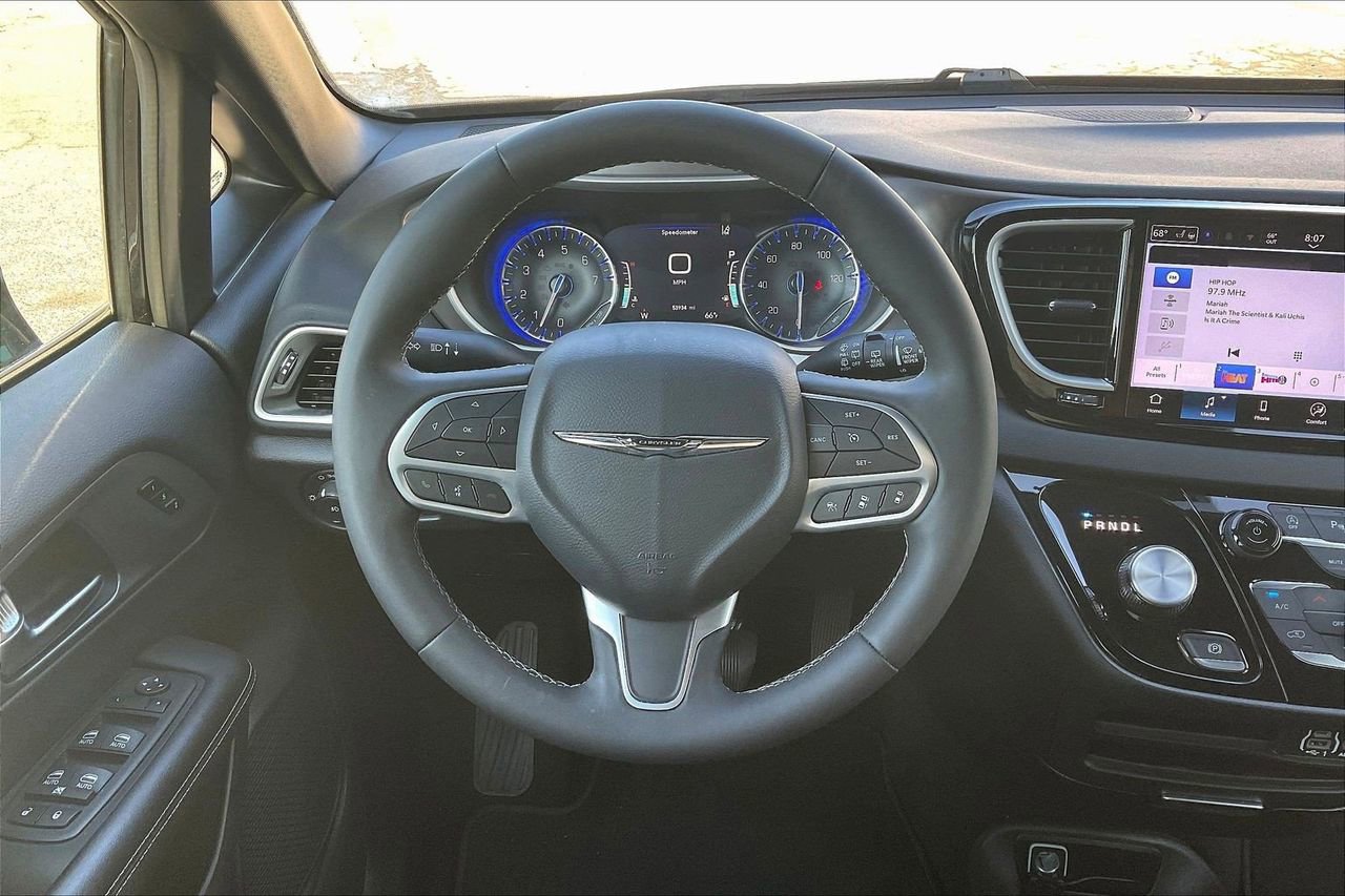 Used 2025 Chrysler Pacifica Select image 10