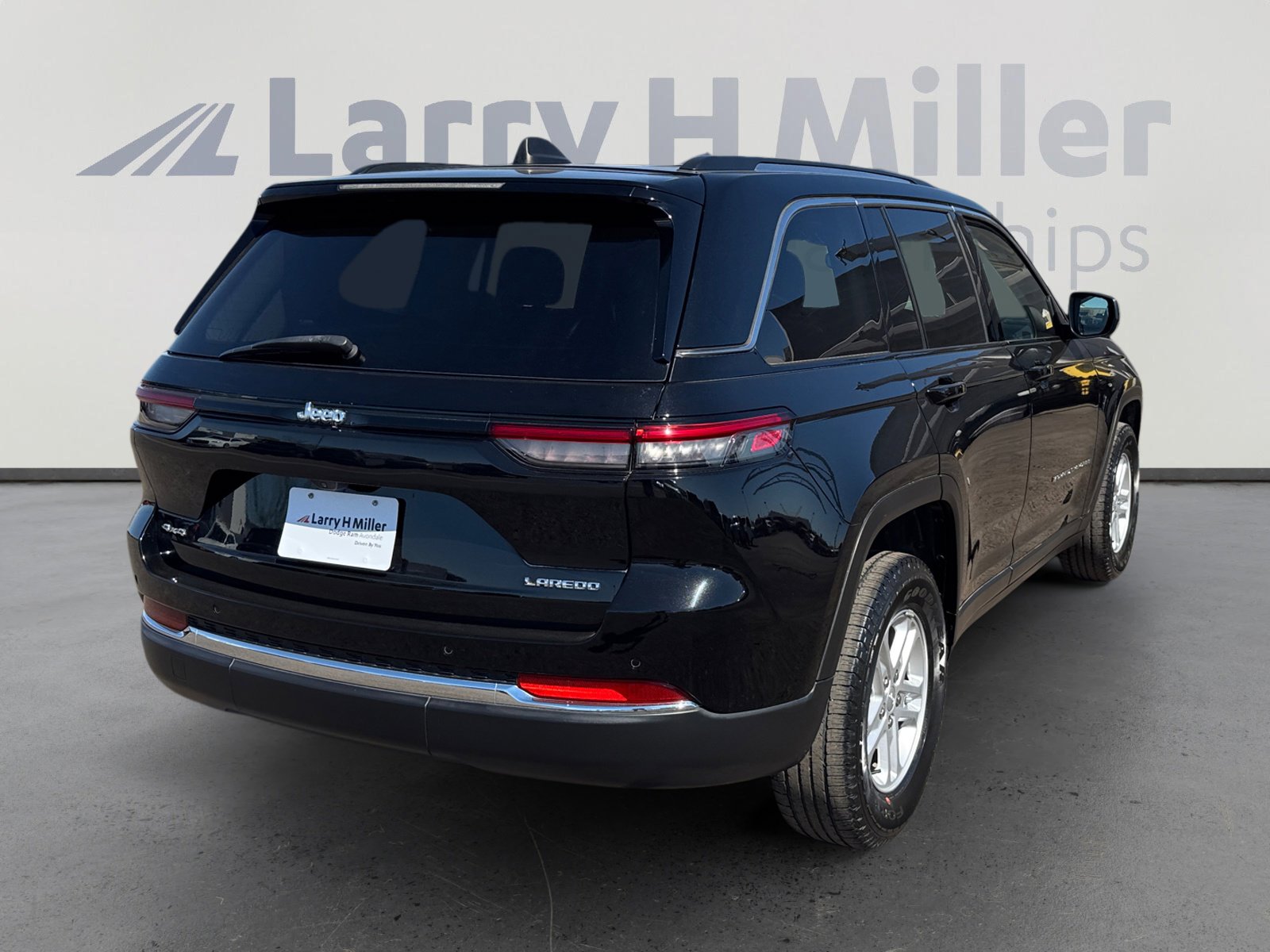 Used 2023 Jeep Grand Cherokee Laredo image 5