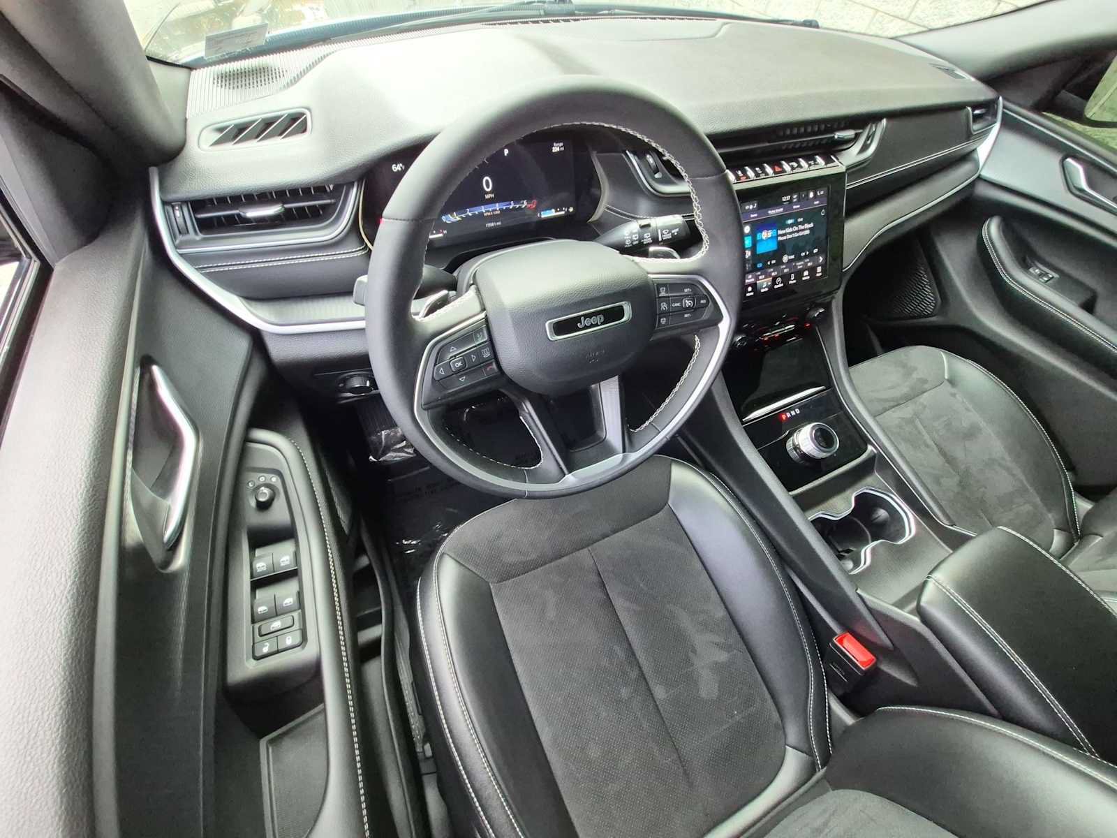 Used 2024 Jeep Grand Cherokee Altitude AWD/4WD image 10