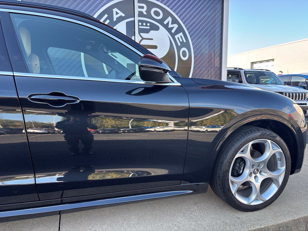 Used 2023 Alfa Romeo Stelvio Ti Lusso w/ Quick Order Package 22X Lusso AWD/4WD image 8