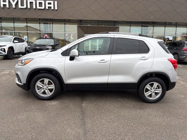 Used 2022 Chevrolet Trax LT w/ LT Convenience Package image 2