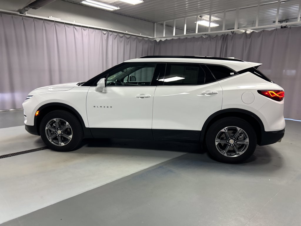 Used 2025 Chevrolet Blazer LT w/ Convenience Package FWD image 4