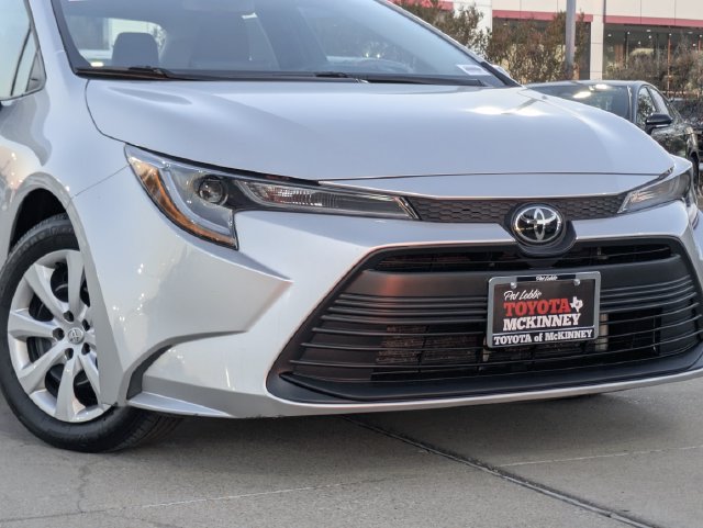 Used 2025 Toyota Corolla LE FWD image 3