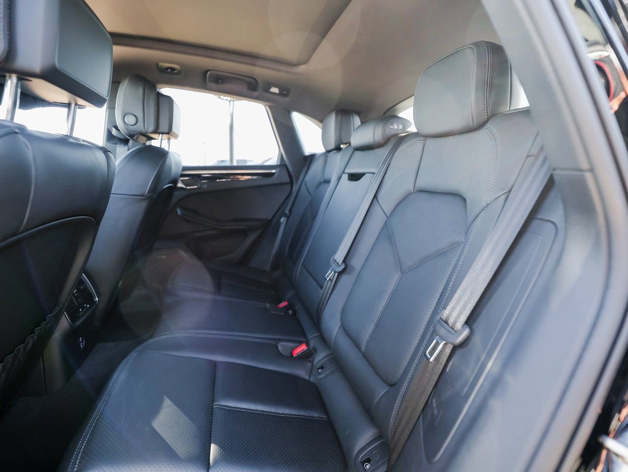 Certified 2025 Porsche Macan image 24