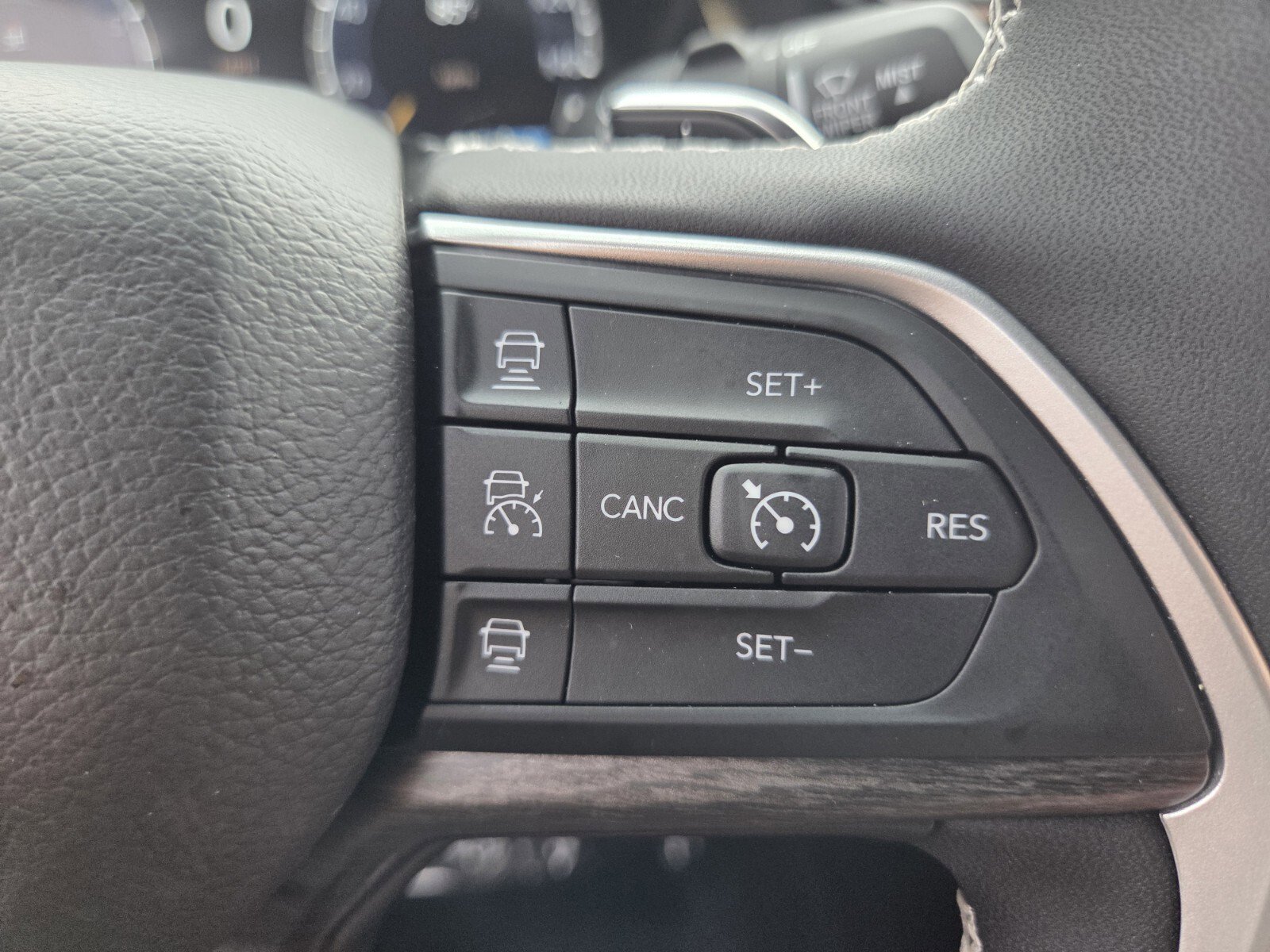 Used 2025 Jeep Grand Cherokee Limited AWD/4WD image 27