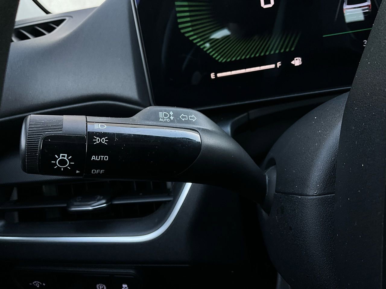 Used 2025 Kia K4 LXS image 36