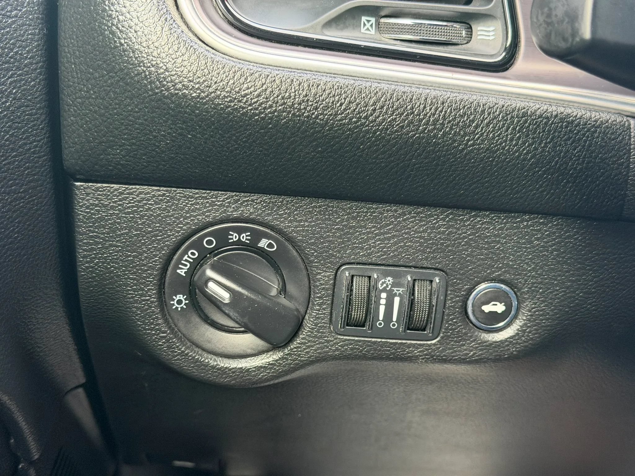 Used 2016 Dodge Challenger SXT RWD image 19
