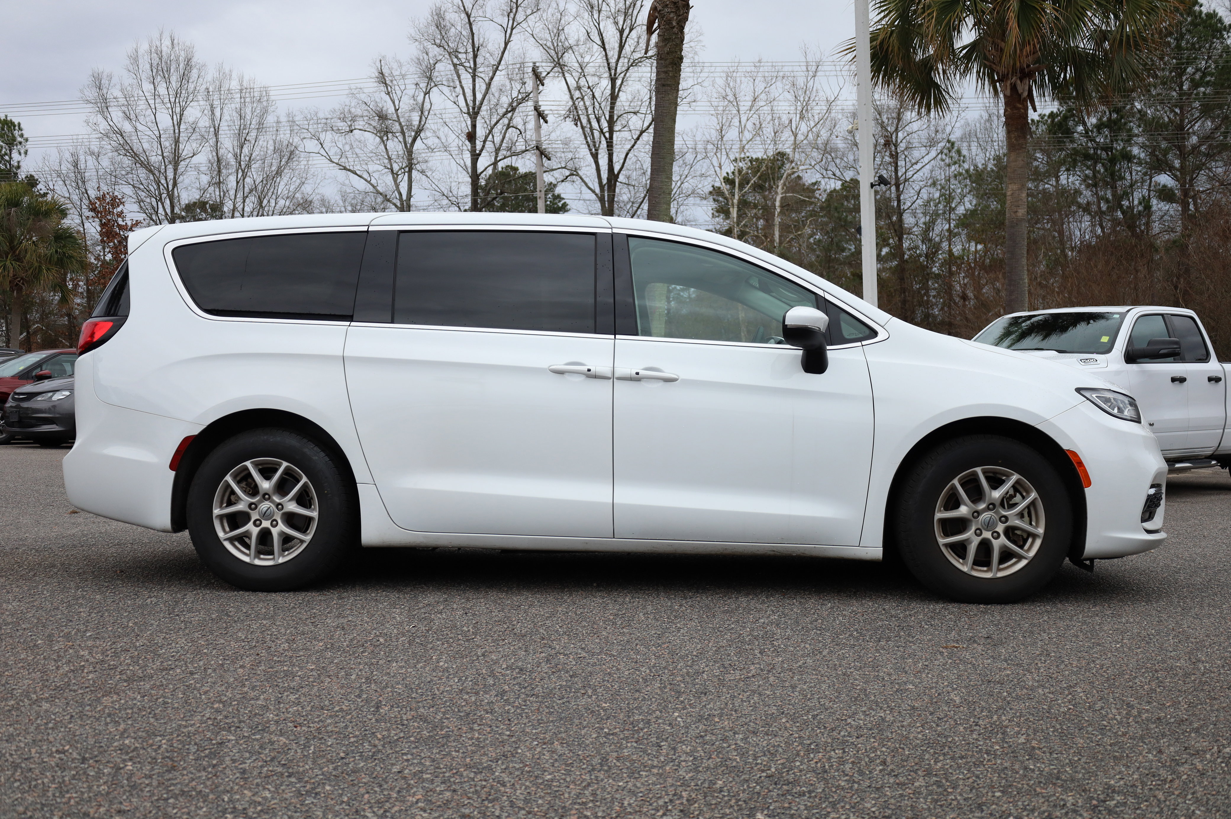 Used 2023 Chrysler Pacifica Touring-L image 5