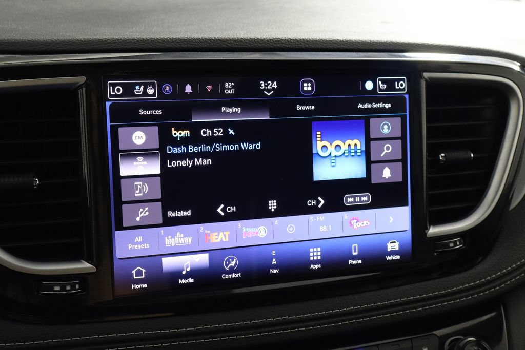 Used 2025 Chrysler Pacifica Limited FWD image 29