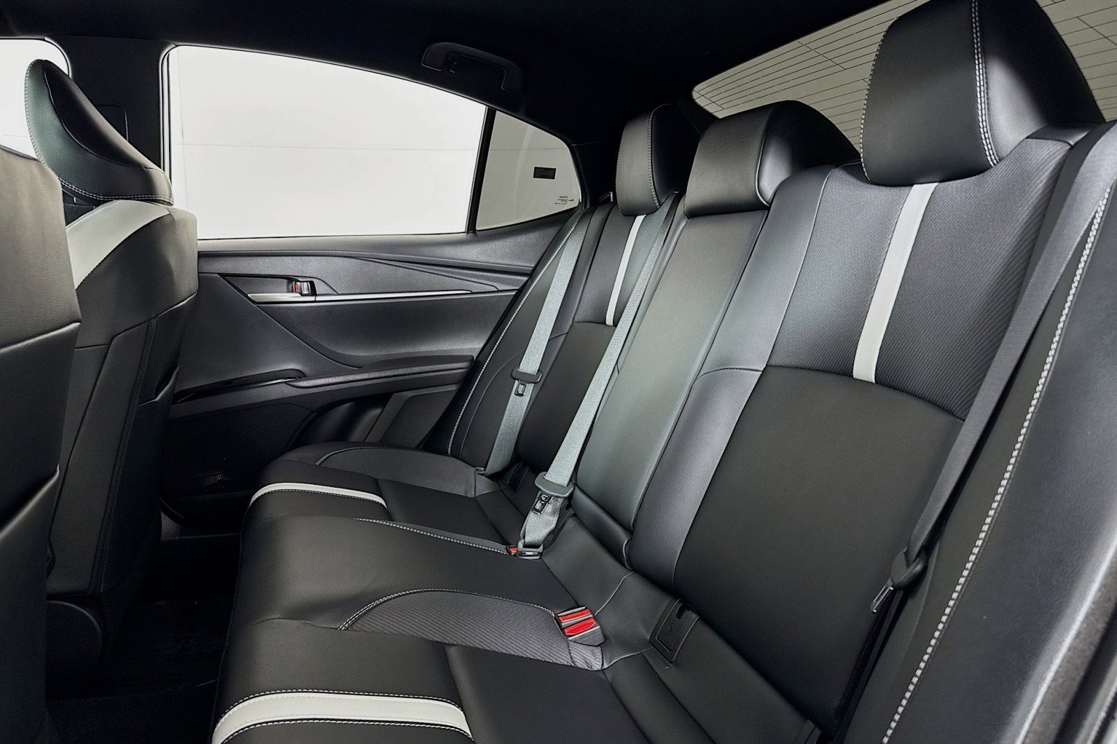 Used 2025 Toyota Camry SE w/ Convenience Package image 7