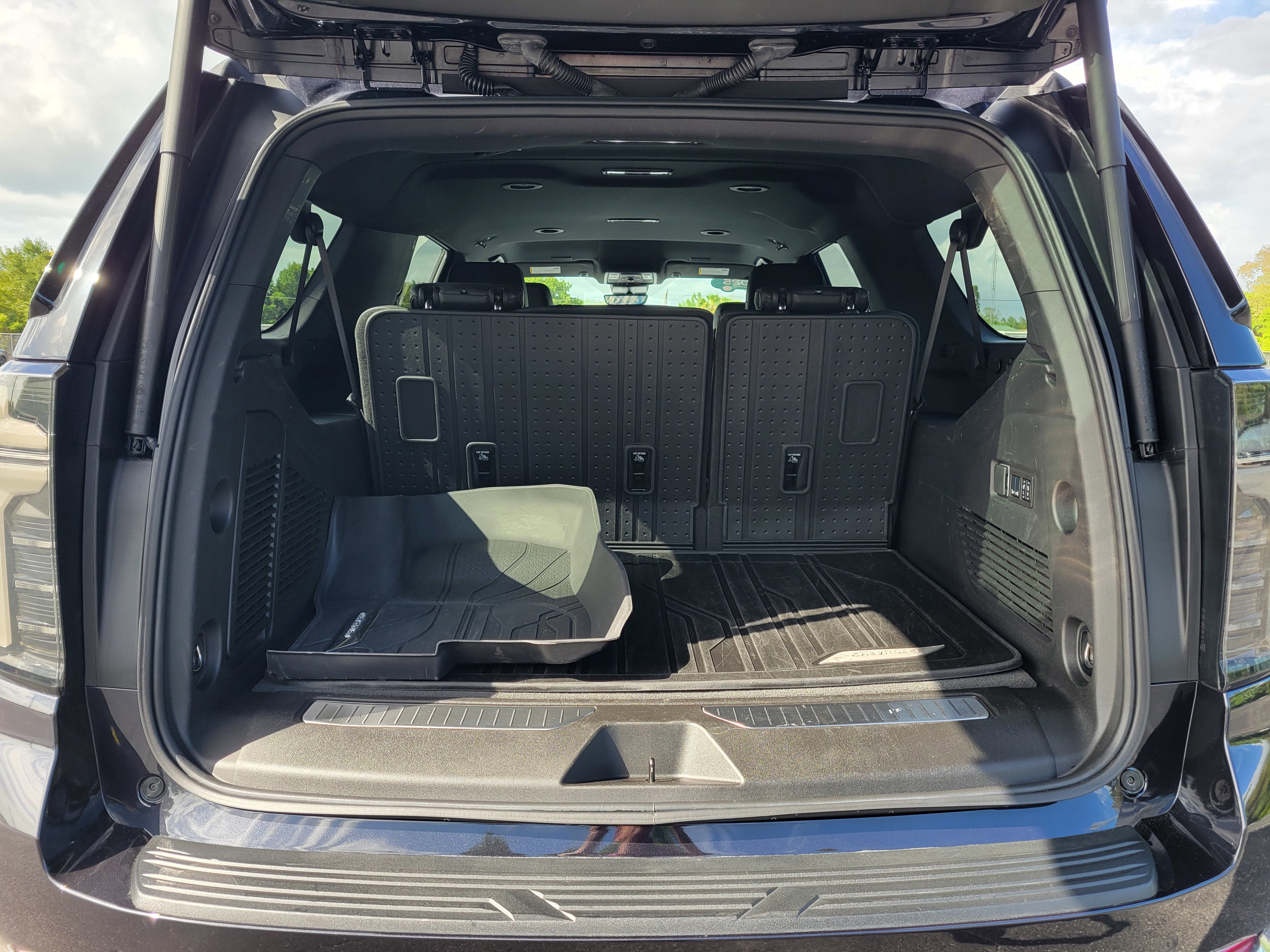 Certified 2025 Chevrolet Suburban High Country image 8