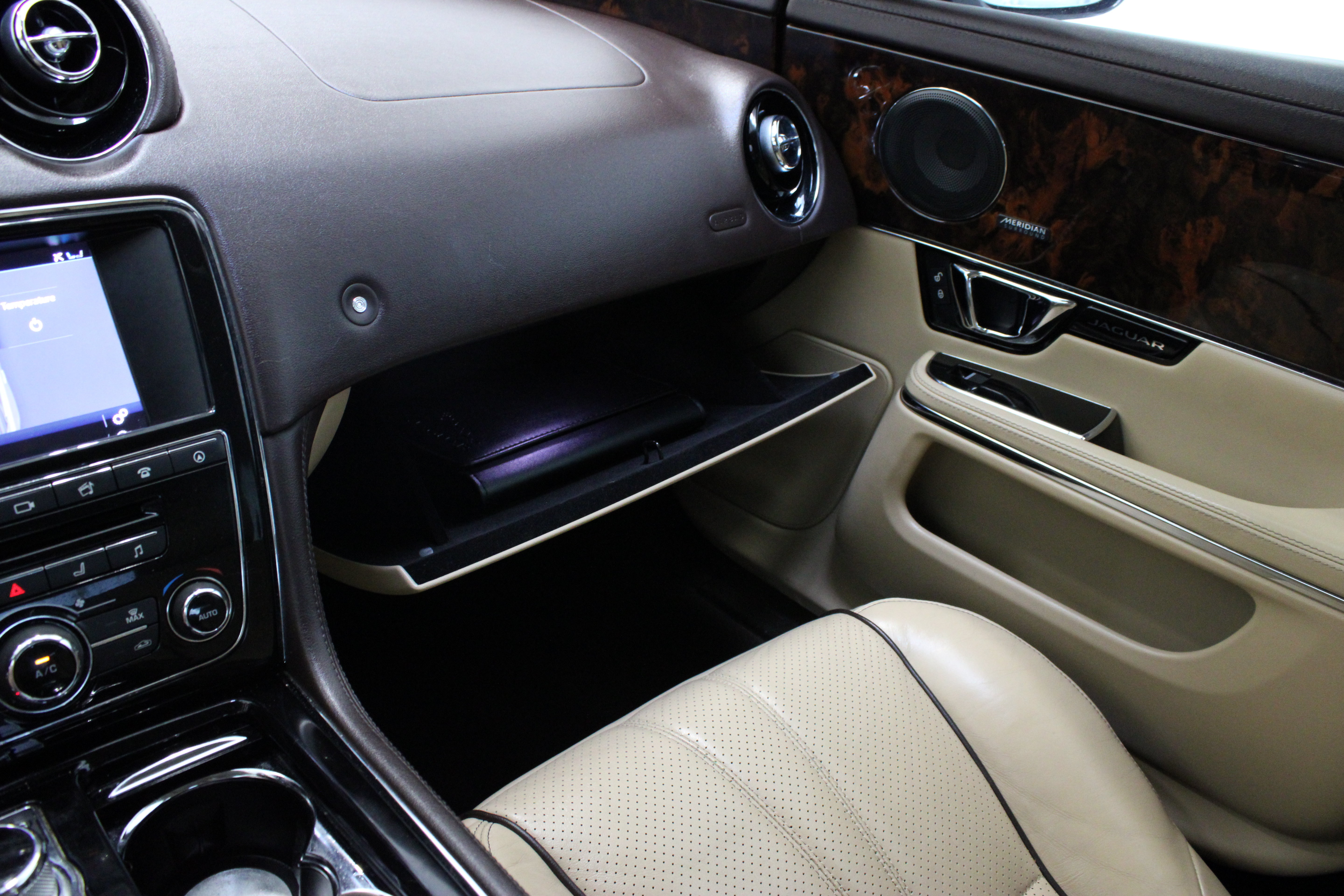 Used 2016 Jaguar XJ R-Sport RWD image 24
