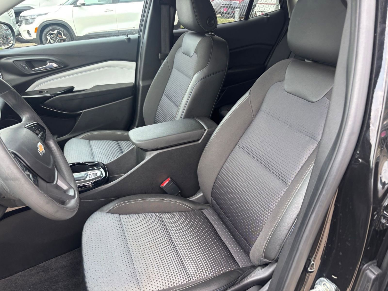 Used 2025 Chevrolet Trax LT FWD image 35