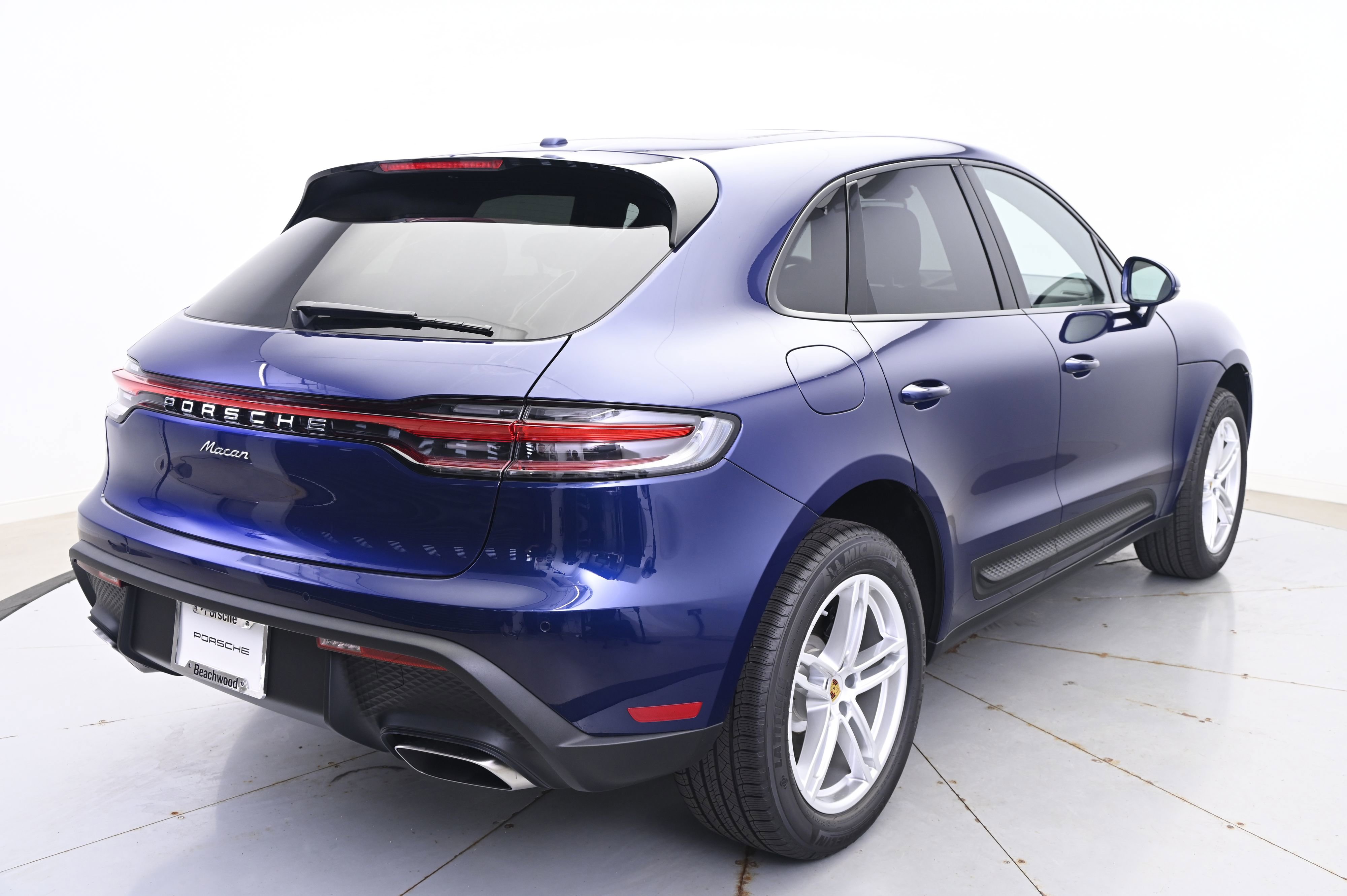 Certified 2025 Porsche Macan image 7