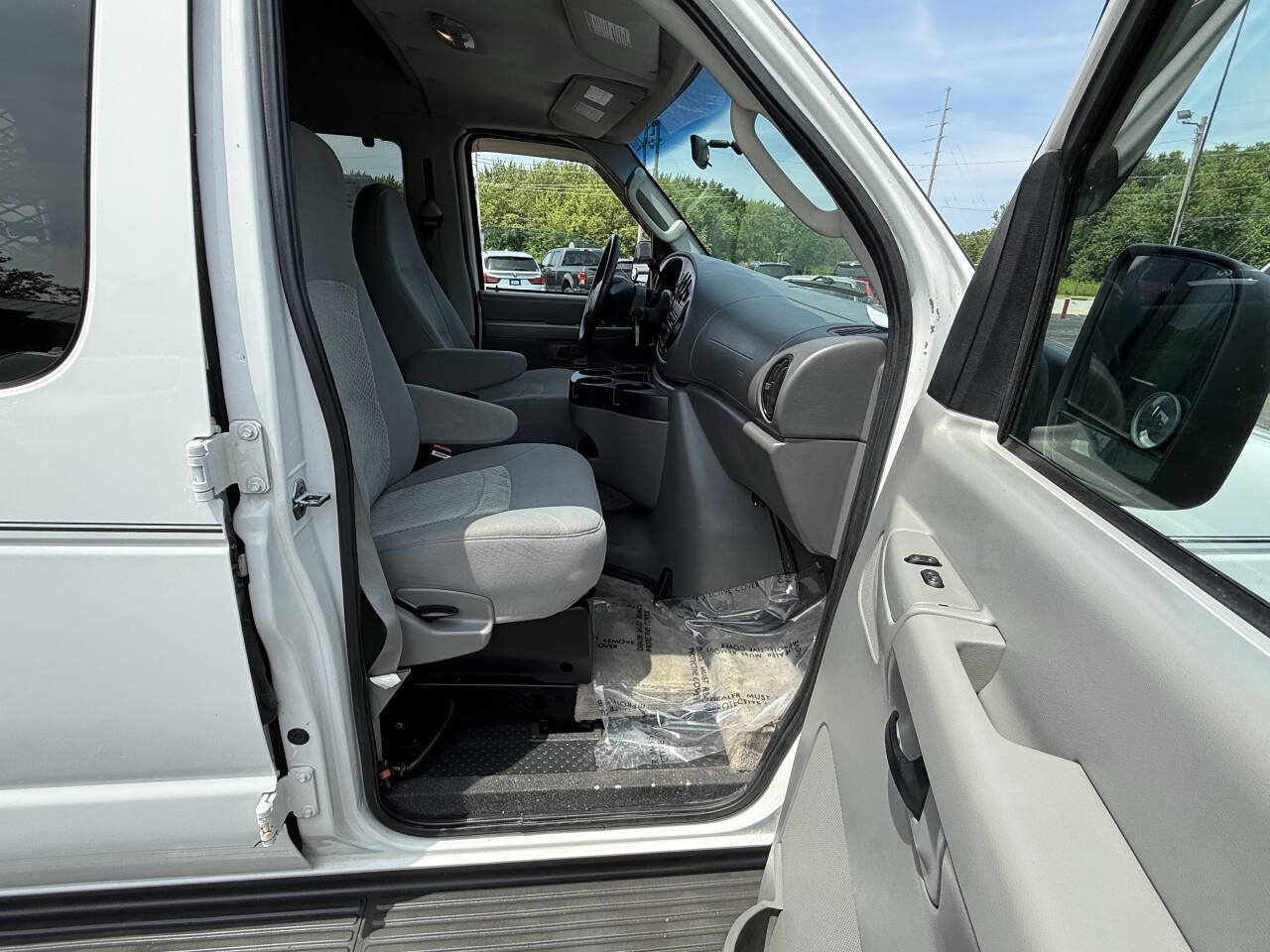 Used 2006 Ford E-350 and Econoline 350 XL RWD image 25