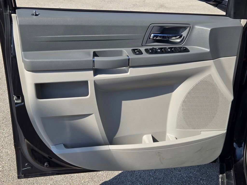 Used 2009 Chrysler Town & Country LX image 25