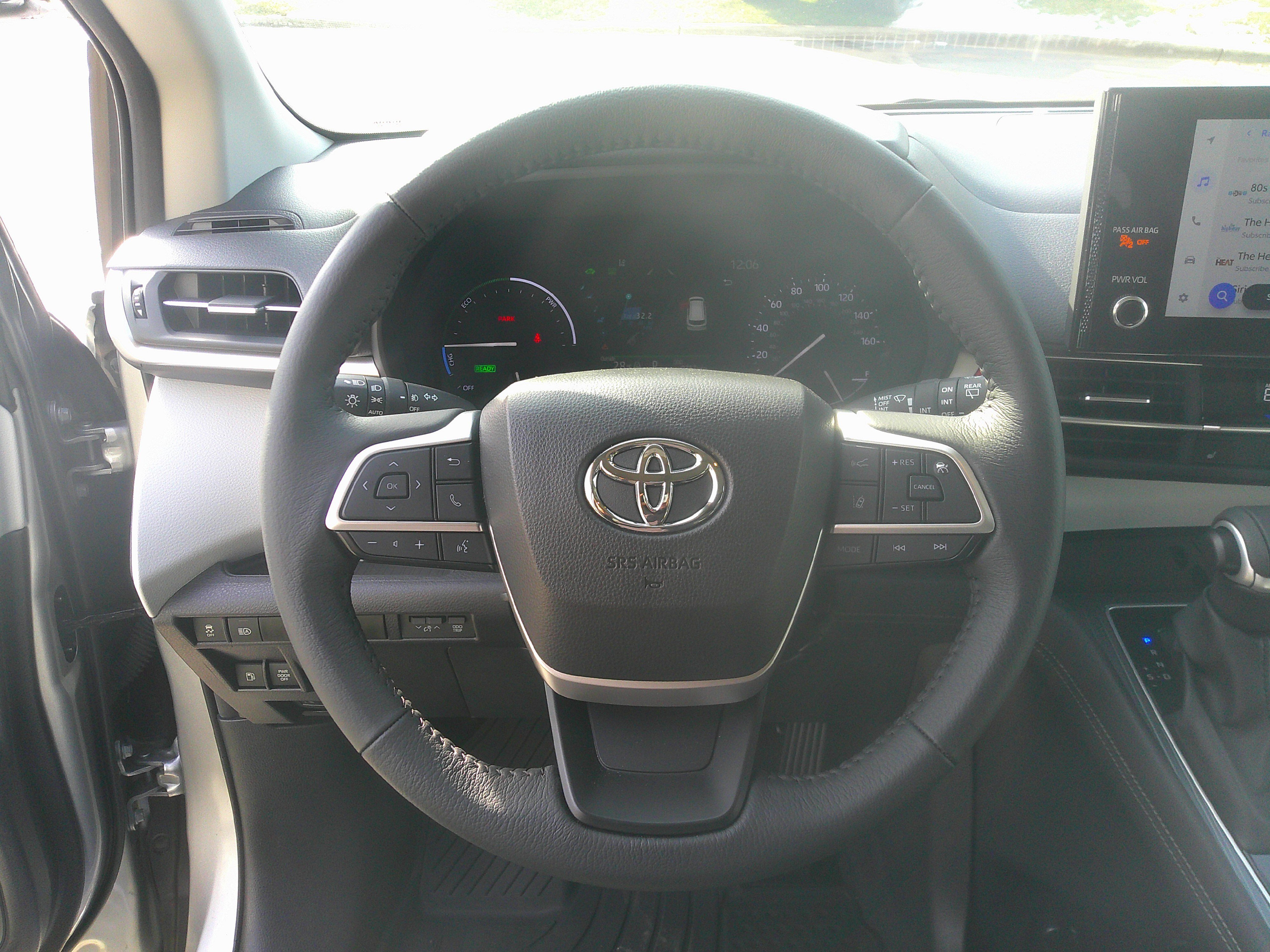 Used 2025 Toyota Sienna XLE image 19