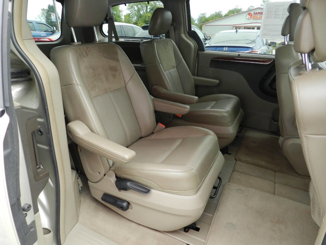 Used 2014 Chrysler Town & Country Limited w/ Luxury Group image 13