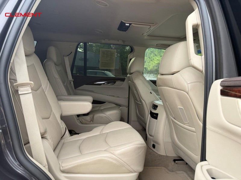 Used 2015 Cadillac Escalade Luxury image 12