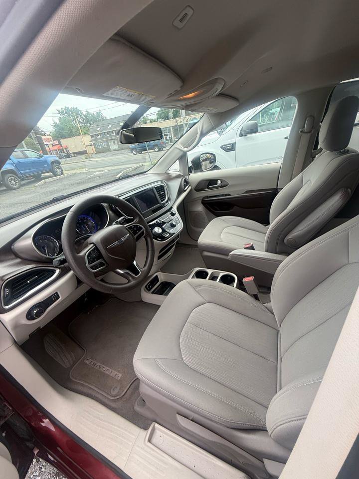 Used 2018 Chrysler Pacifica L FWD image 13