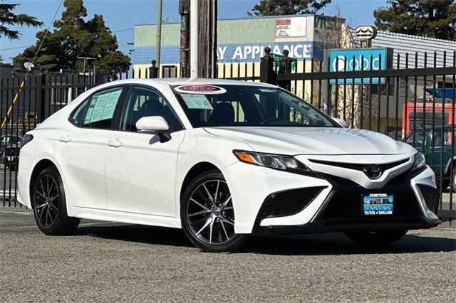 Used 2024 Toyota Camry SE image 2