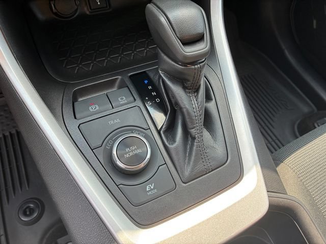 Used 2022 Toyota RAV4 LE AWD/4WD image 28