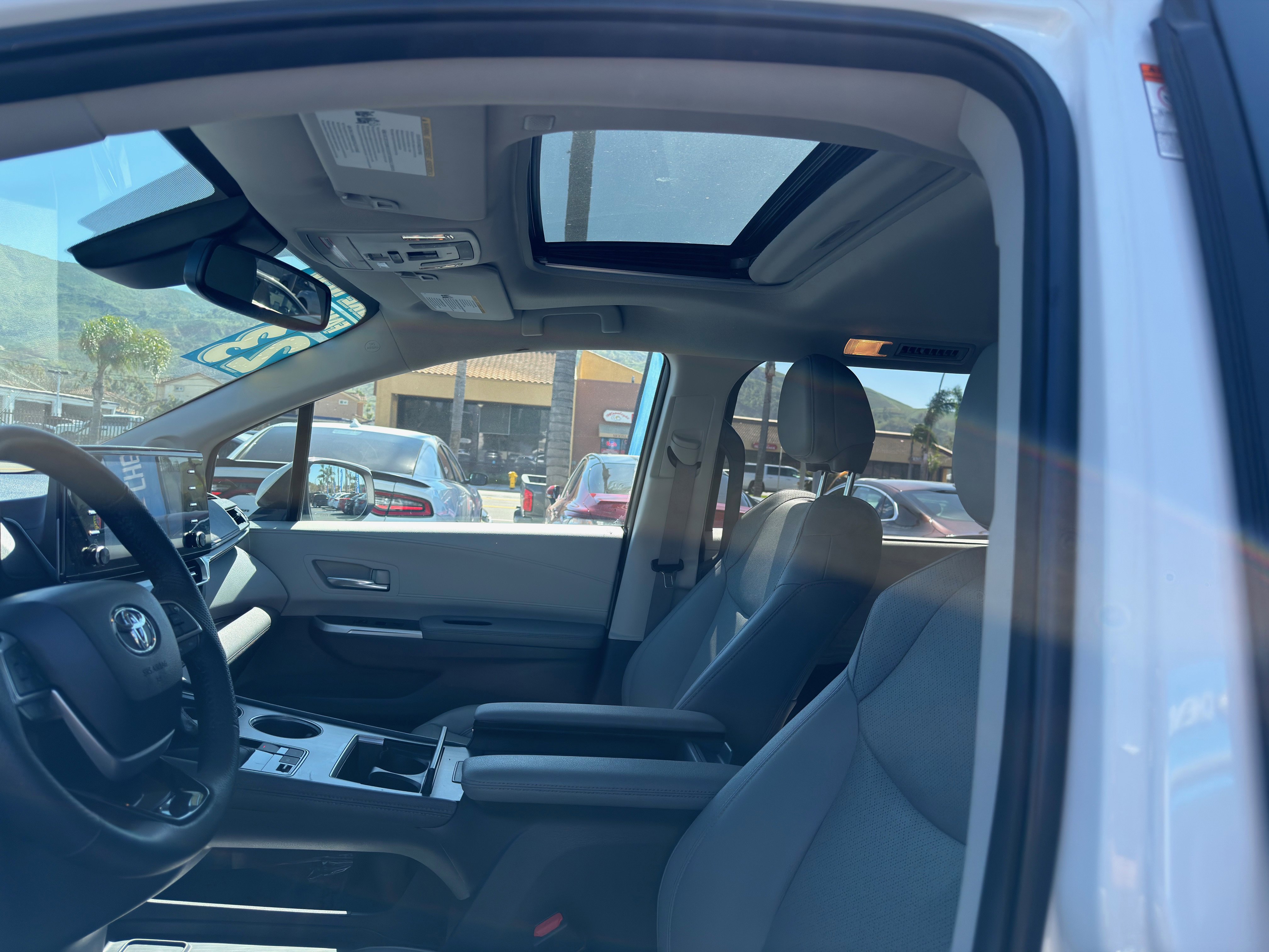 Used 2023 Toyota Sienna Limited image 41