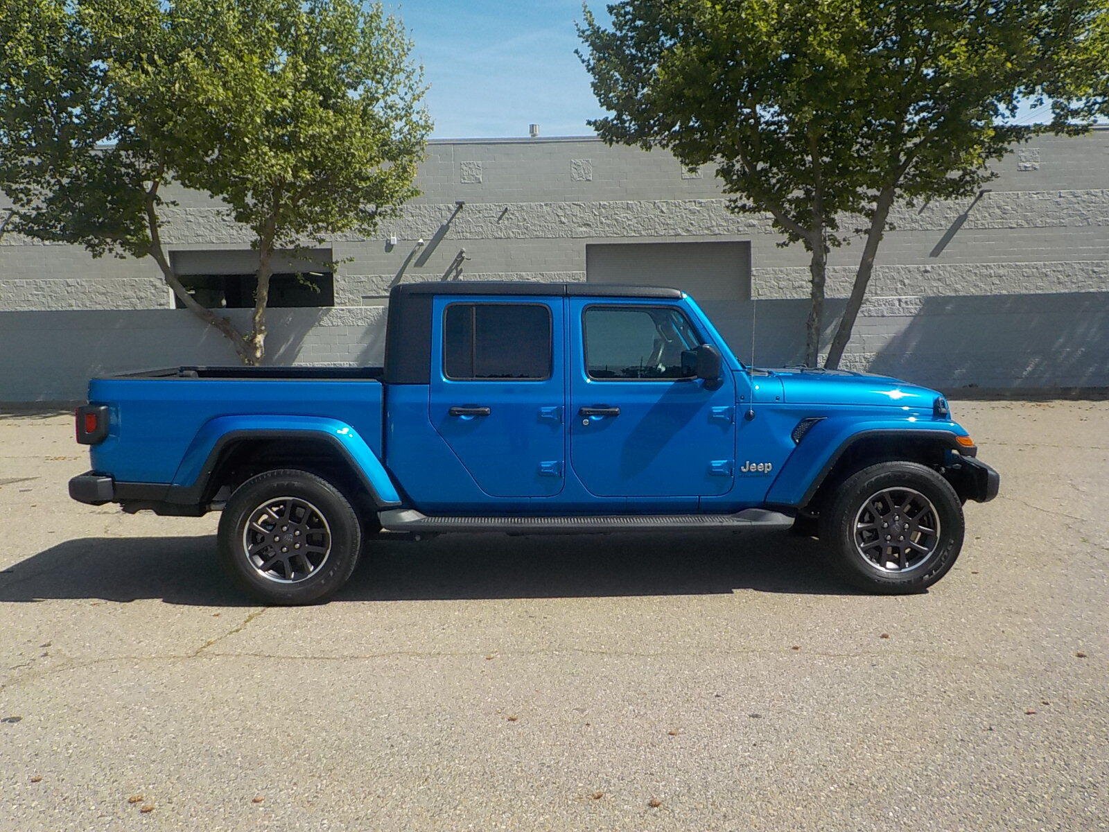 Used 2023 Jeep Gladiator Overland w/ Popular Equipment Package AWD/4WD image 4