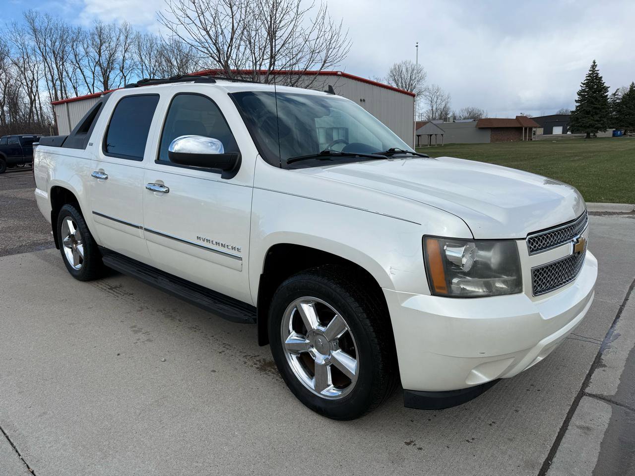 Used 2011 Chevrolet Avalanche LTZ image 3