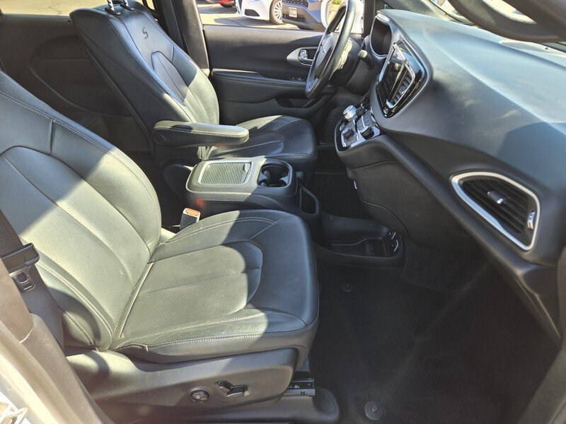 Used 2020 Chrysler Pacifica Touring-L Plus FWD image 17
