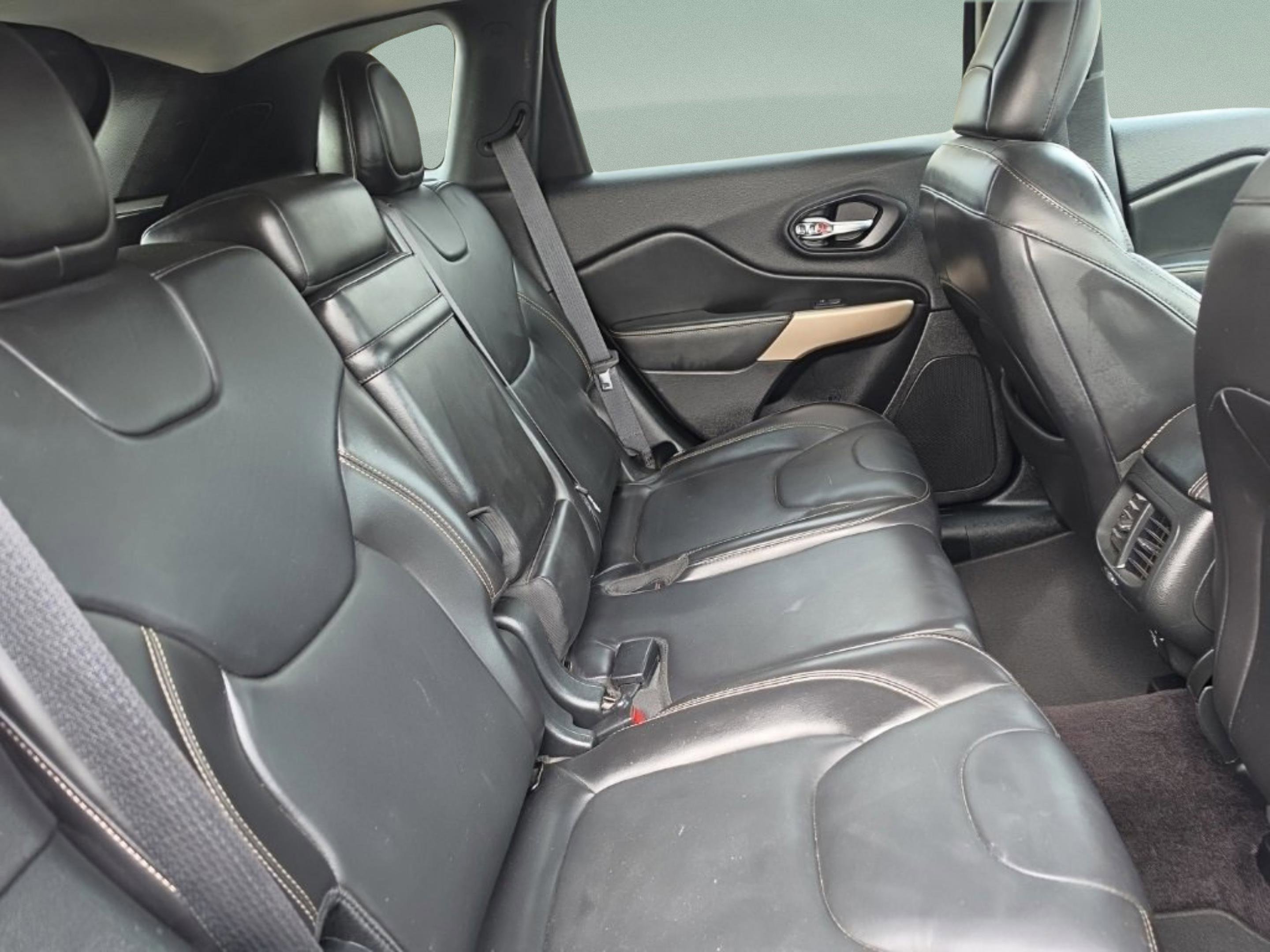 Used 2018 Jeep Cherokee Limited image 21