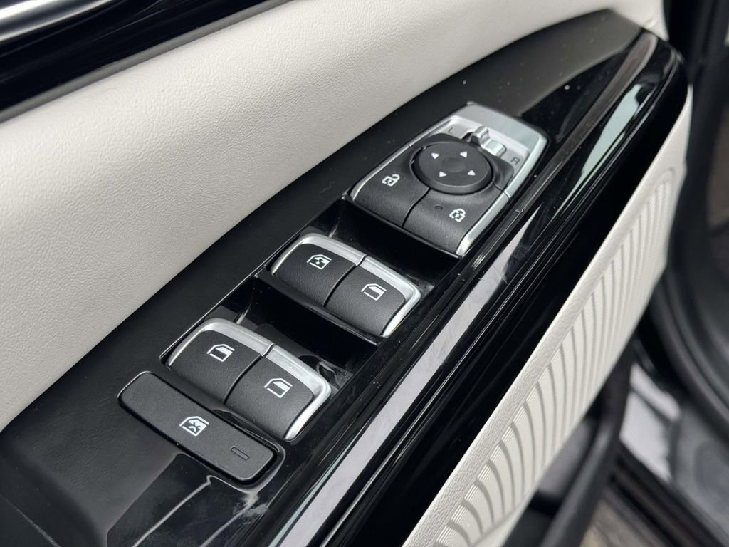 Used 2023 Kia Carnival EX image 16