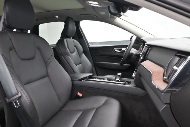 Used 2024 Volvo XC60 B5 Plus w/ Protection Package Premier AWD/4WD image 32