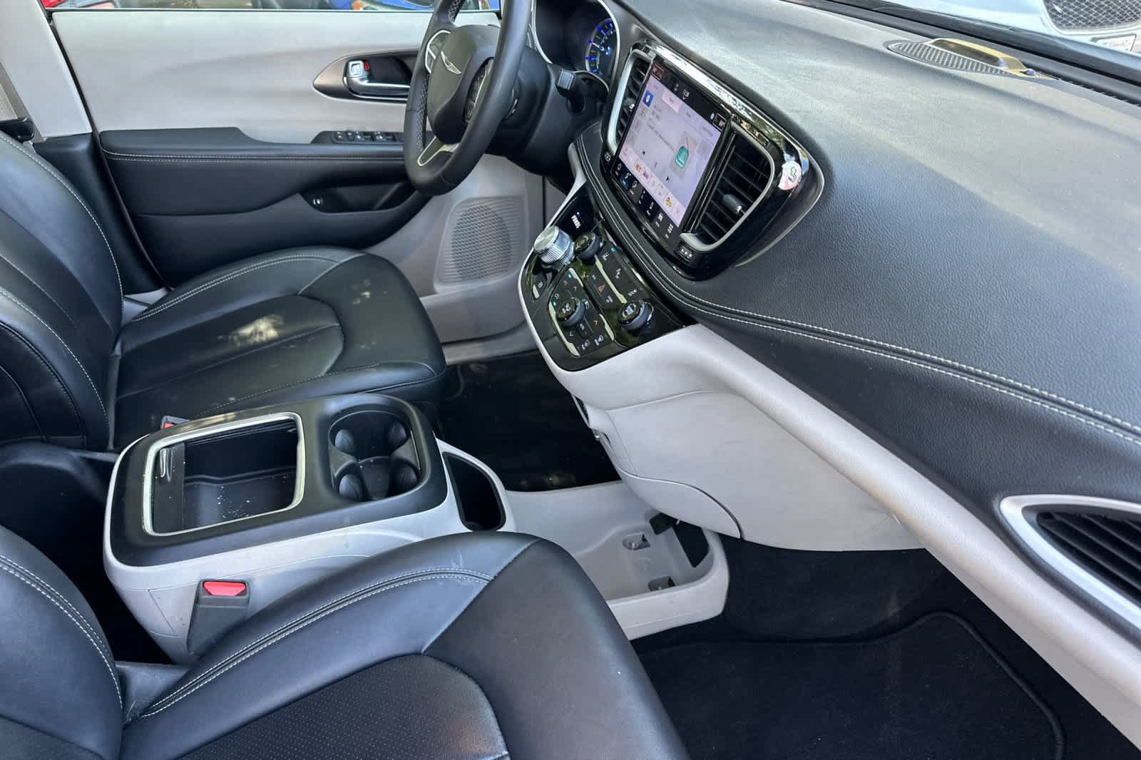 Used 2024 Chrysler Pacifica Limited FWD image 19