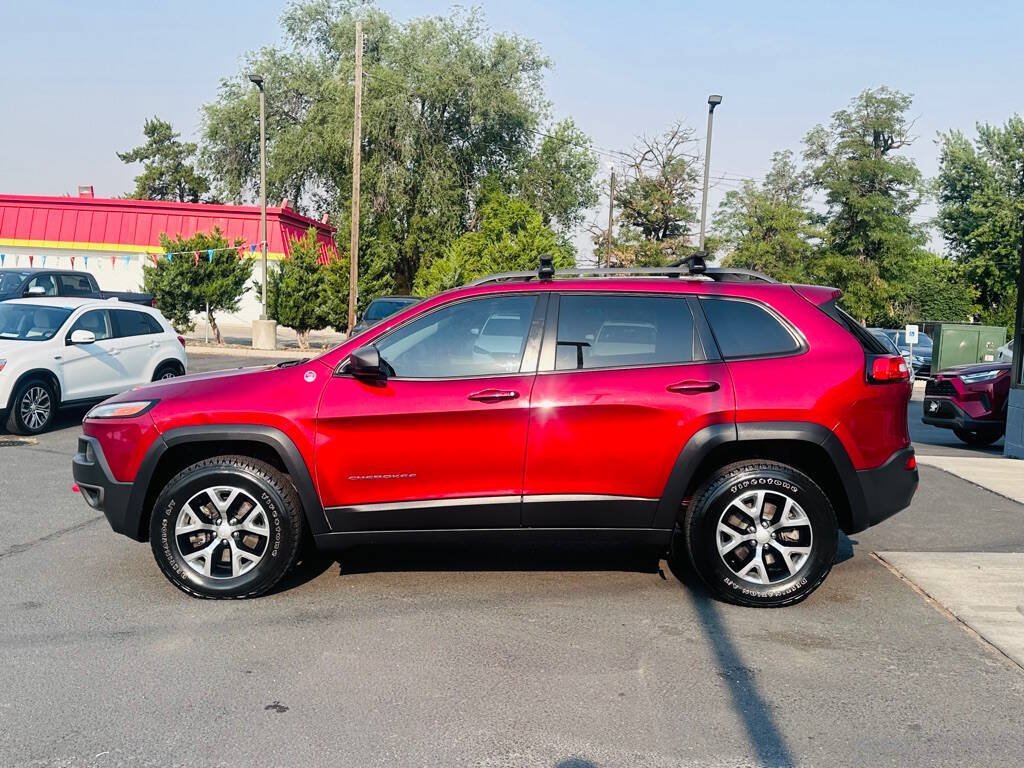 Used 2017 Jeep Cherokee Trailhawk AWD/4WD image 4