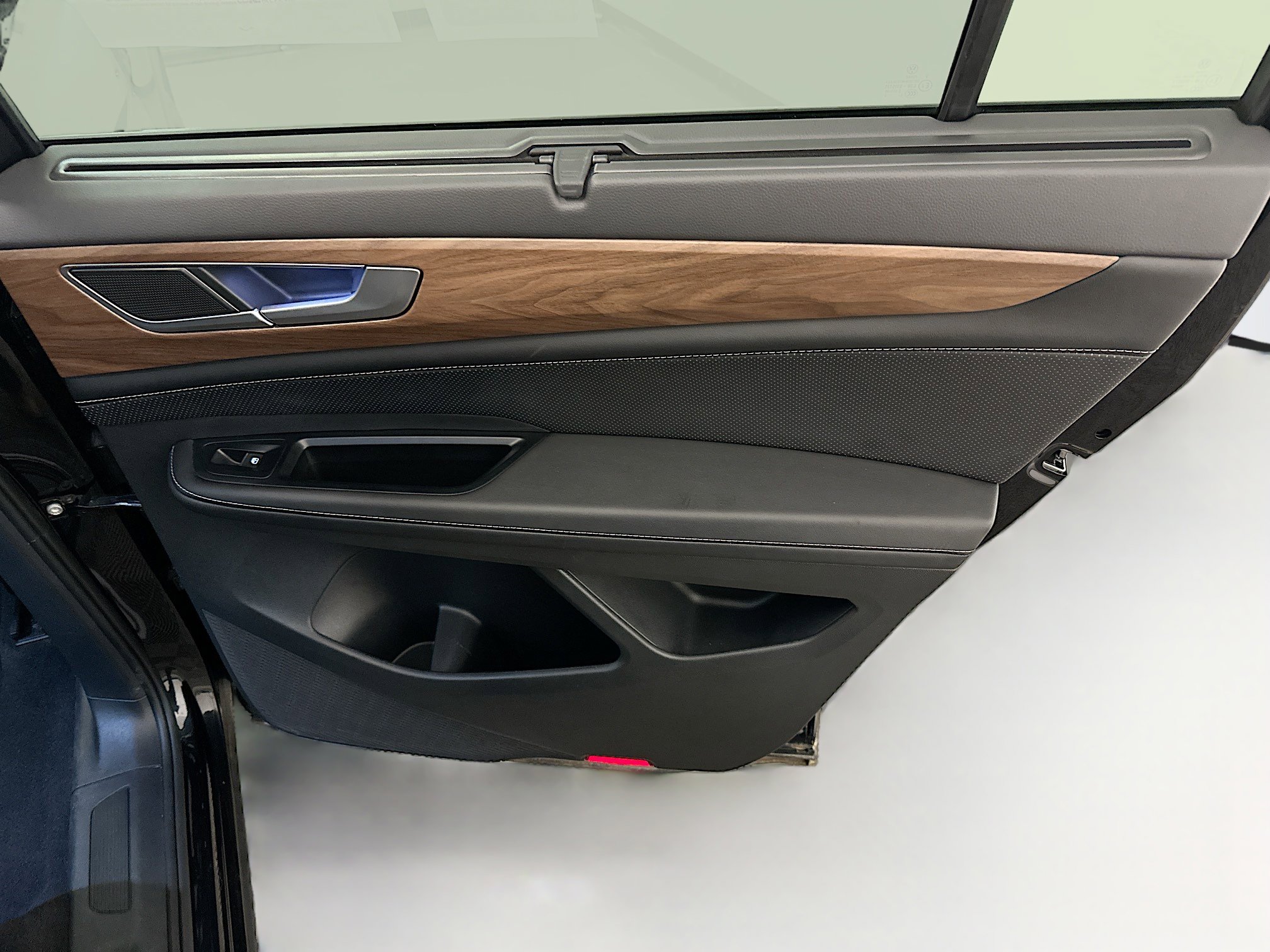 Used 2025 Volkswagen Atlas SE image 32