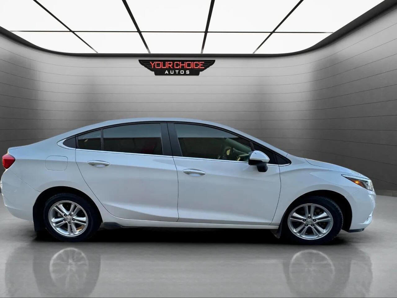 Used 2018 Chevrolet Cruze LT w/ Convenience Package image 4