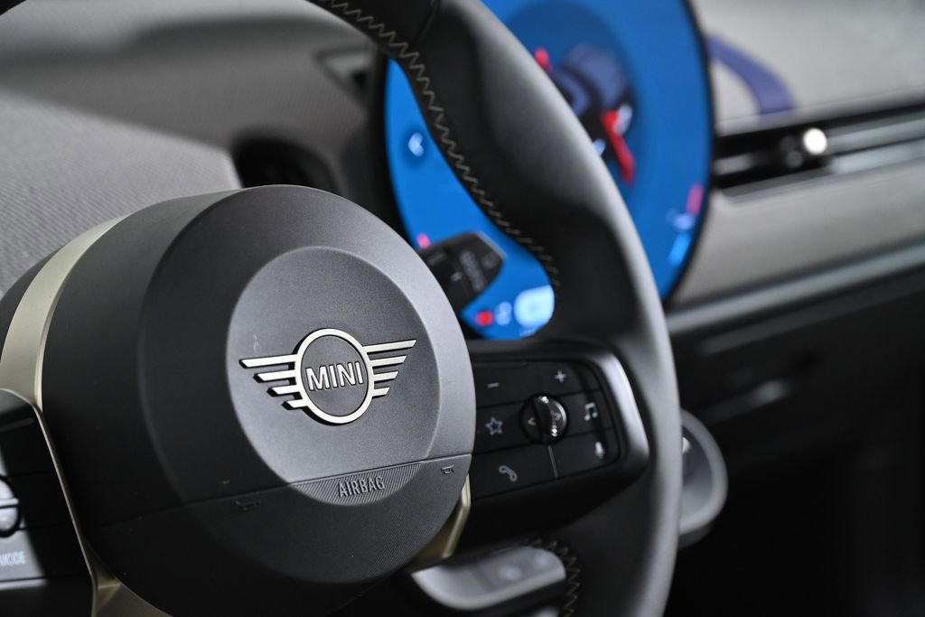 Used 2025 MINI Cooper 2-Door Hardtop image 13