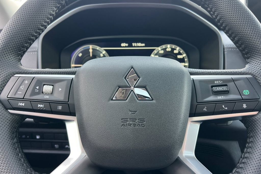 New 2025 Mitsubishi Outlander SE image 25