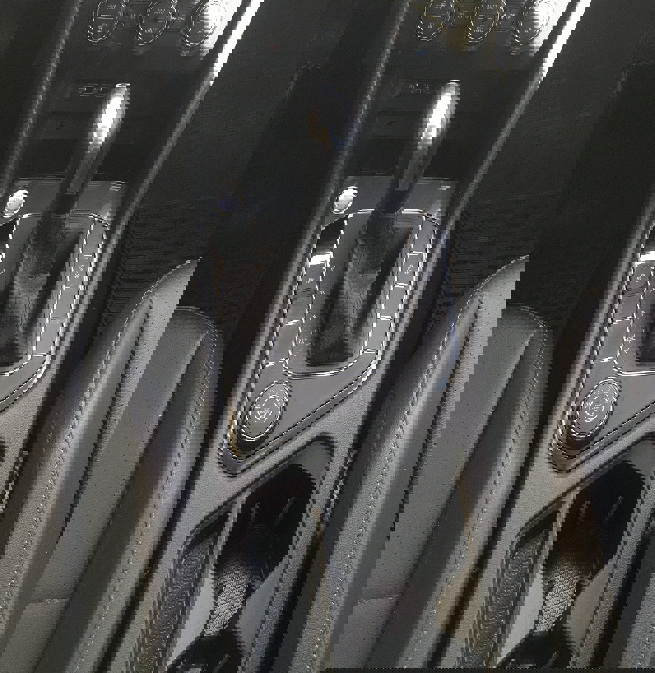 Used 2020 Volkswagen Tiguan SE w/ Panoramic Sunroof Package image 13