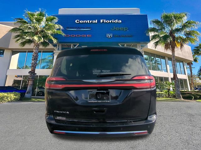 Used 2024 Chrysler Pacifica Touring-L image 6