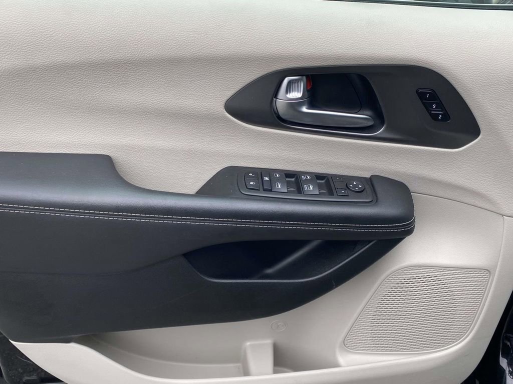 Used 2024 Chrysler Pacifica Touring-L image 15