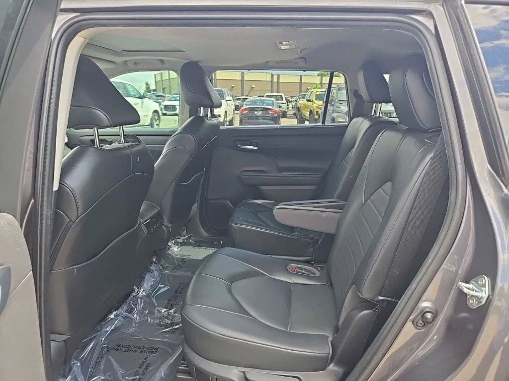 Used 2022 Toyota Highlander XLE FWD image 15