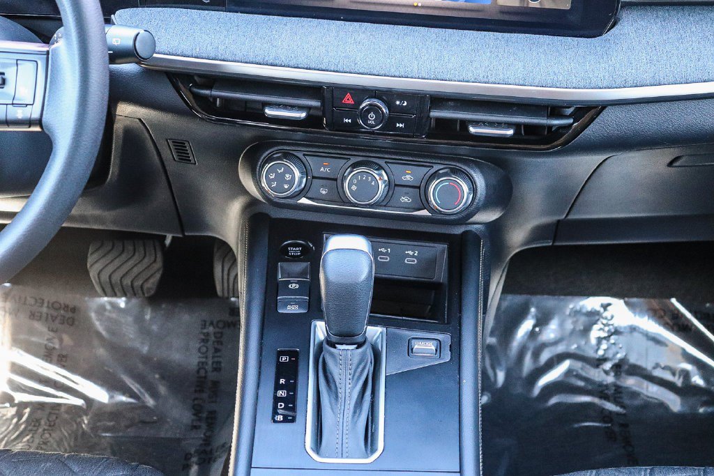 Used 2025 Nissan Kicks SV AWD/4WD image 13