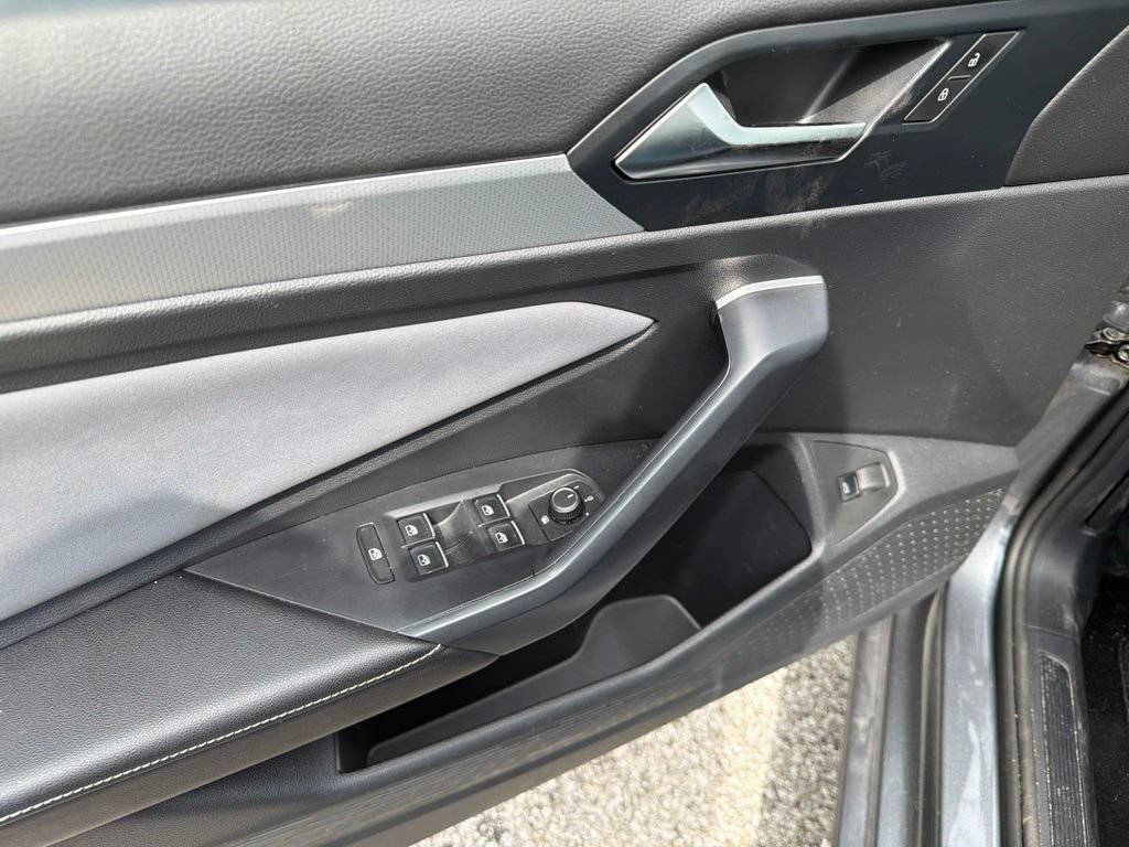 Used 2025 Volkswagen Jetta SE FWD image 16
