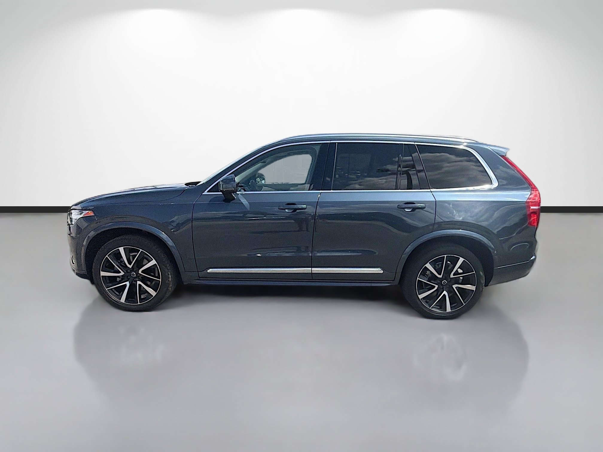 Used 2025 Volvo XC90 B5 Plus w/ Protection Package Premier AWD/4WD image 2