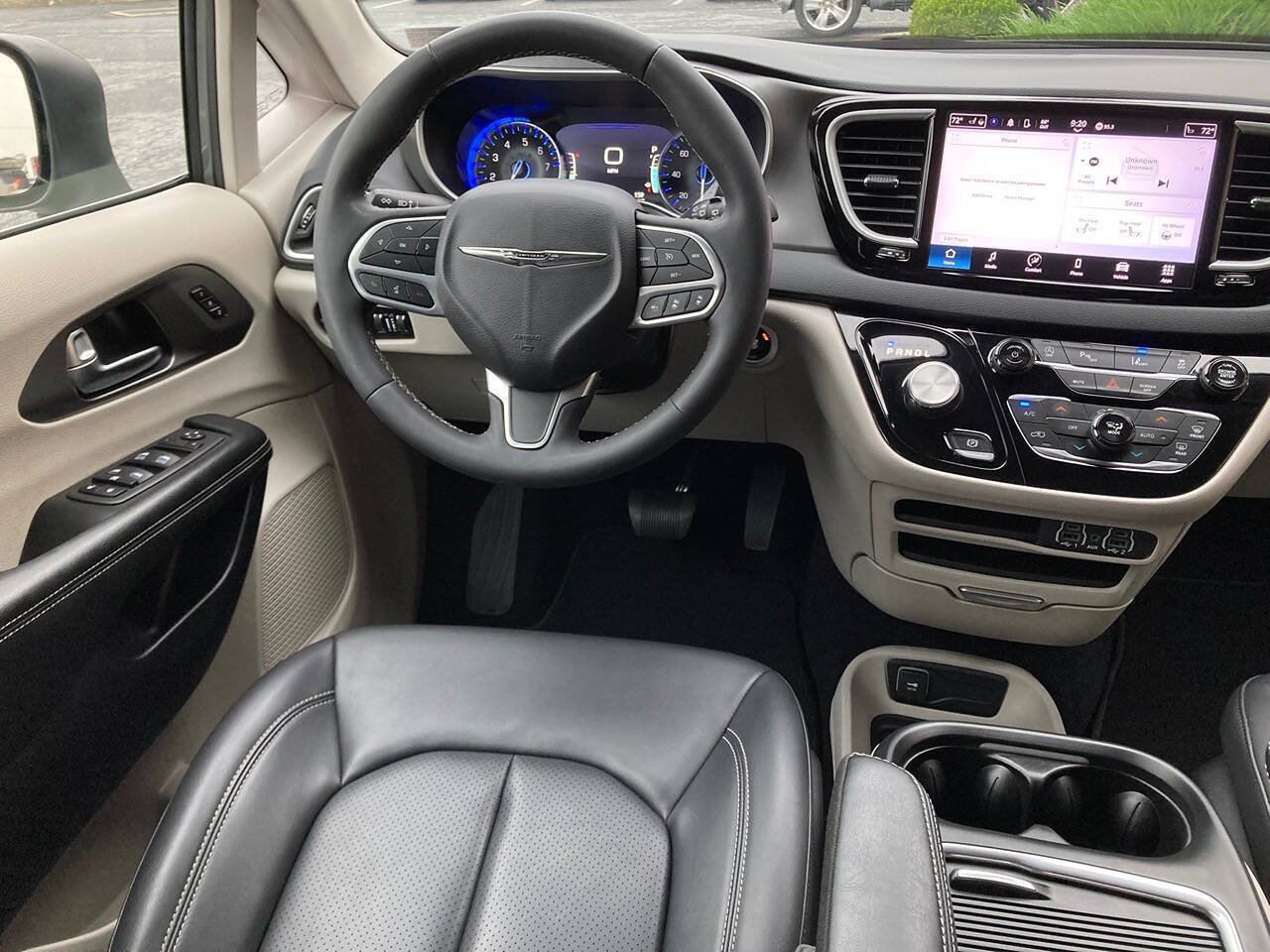 Used 2023 Chrysler Pacifica Touring-L FWD image 5