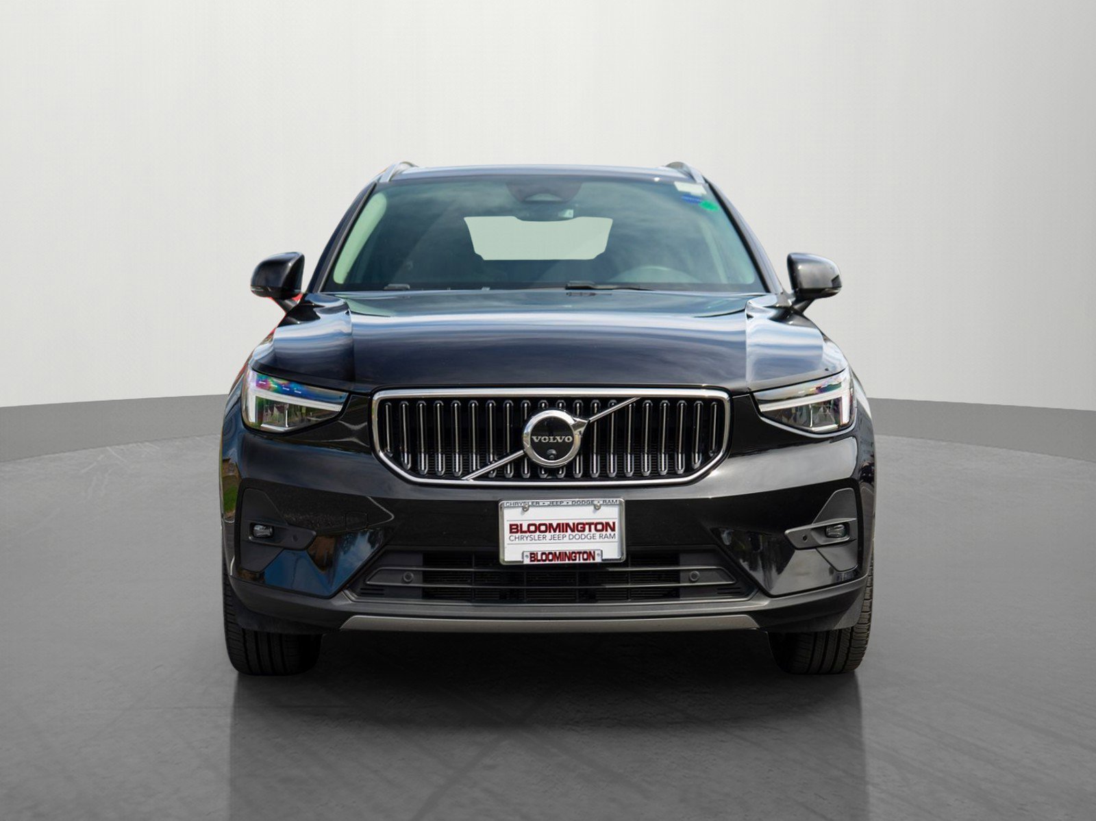 Used 2025 Volvo XC40 B5 Plus AWD/4WD image 2