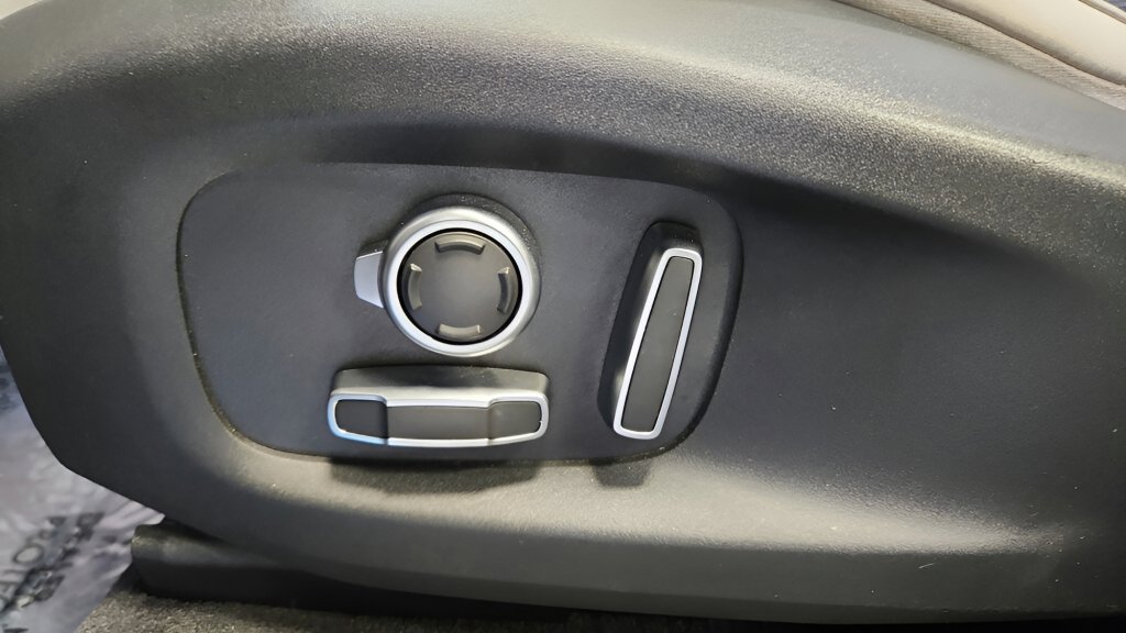 Used 2020 Jaguar F-PACE SVR image 28